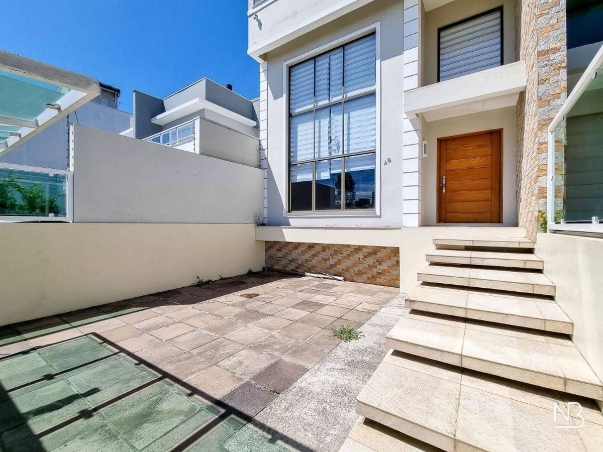 Casa com 3 dormitórios, 335 m²