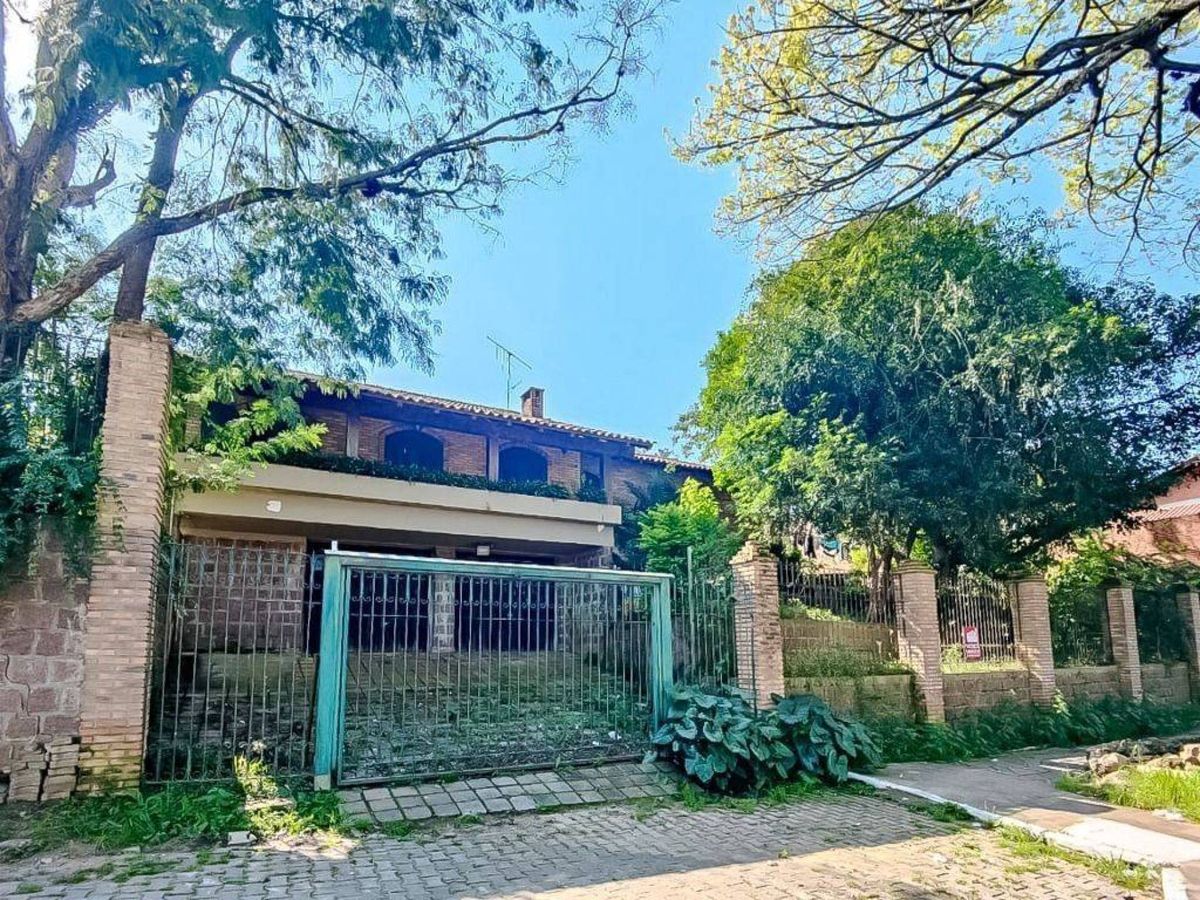 Casa com 4 dormitórios à venda, 200 m²