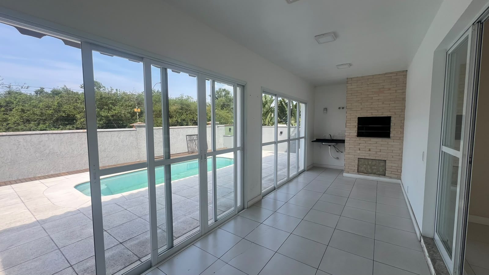 Casa com piscina · 4 dormitórios · 240 m² — foto 27