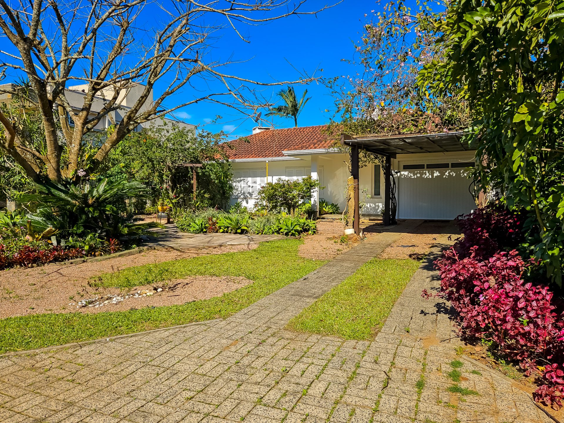 Casa 3 dormitórios · 196 m²