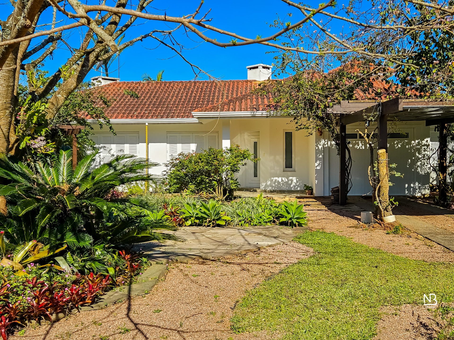 Casa 3 dormitórios · 196 m²