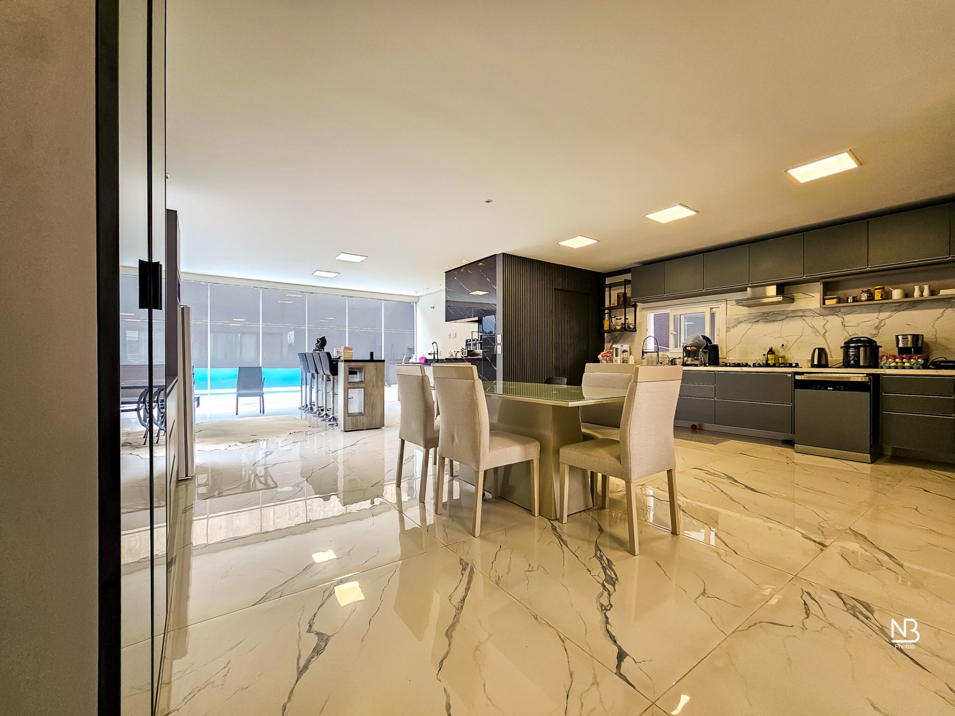 Casa MOBILIADA · 3 suítes · 323 m² · c/Piscina — foto 6