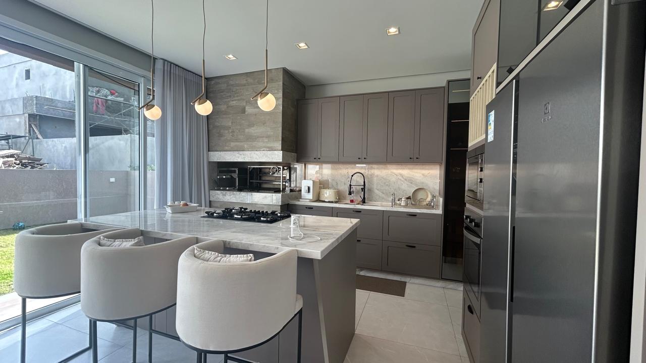 Casa com lareira · mobiliada · 3 suítes · 188 m²