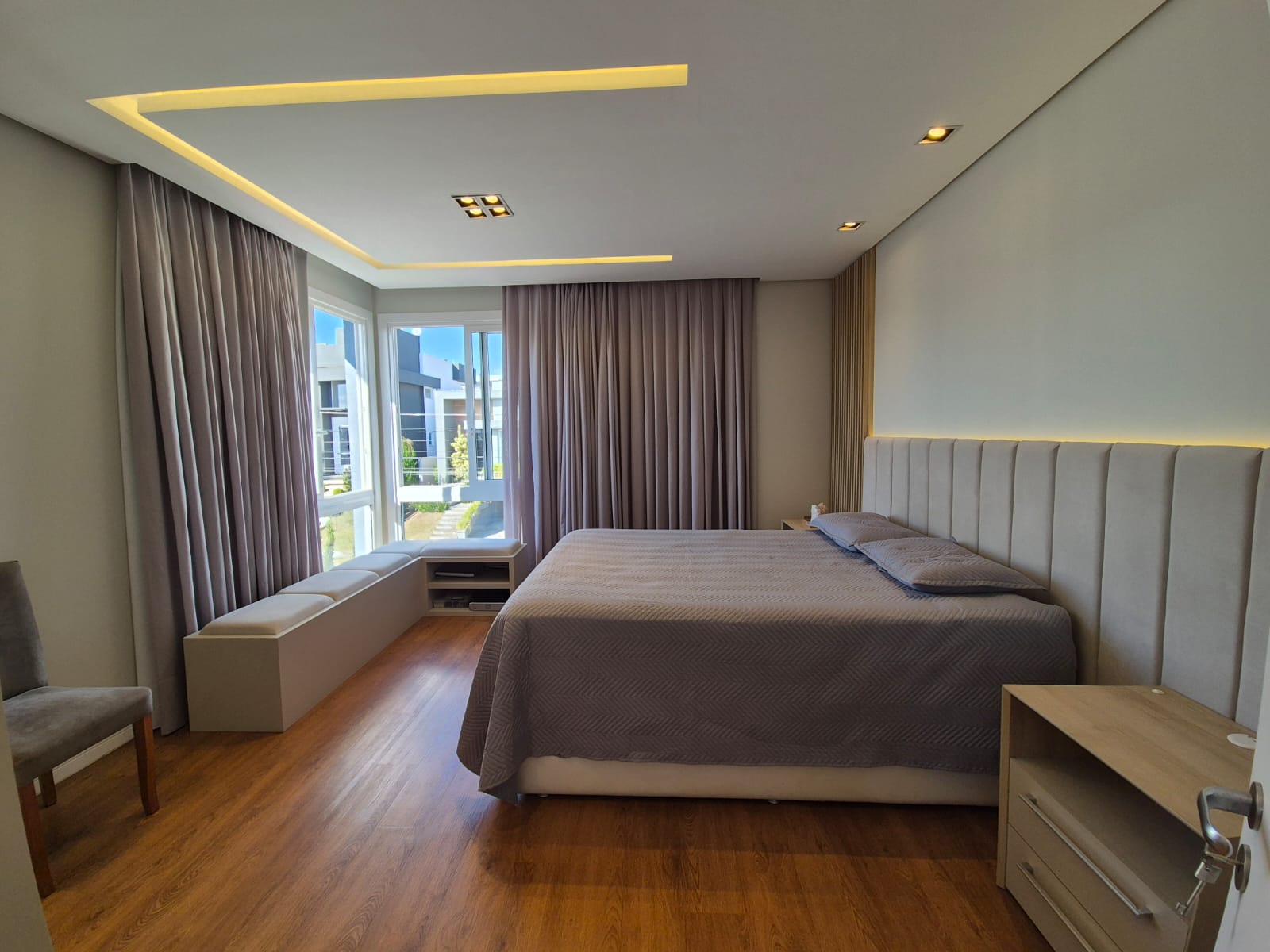 Casa com piscina · com lareira · 3 suítes · 216 m² — foto 8