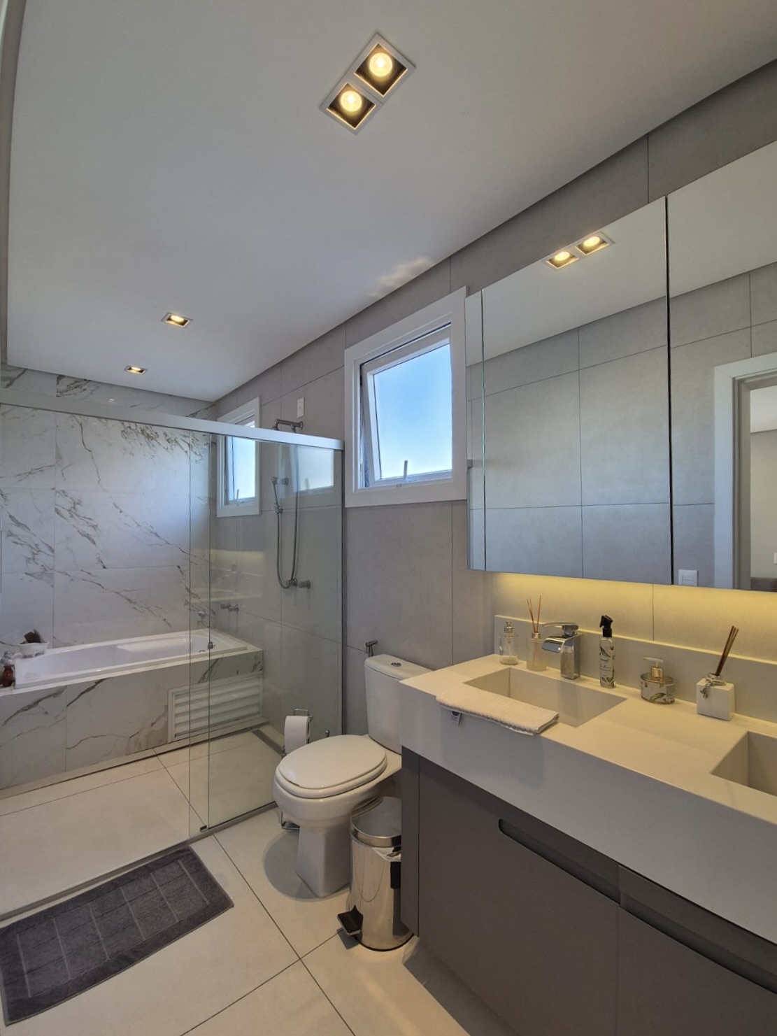 Casa com piscina · com lareira · 3 suítes · 216 m² — foto 9