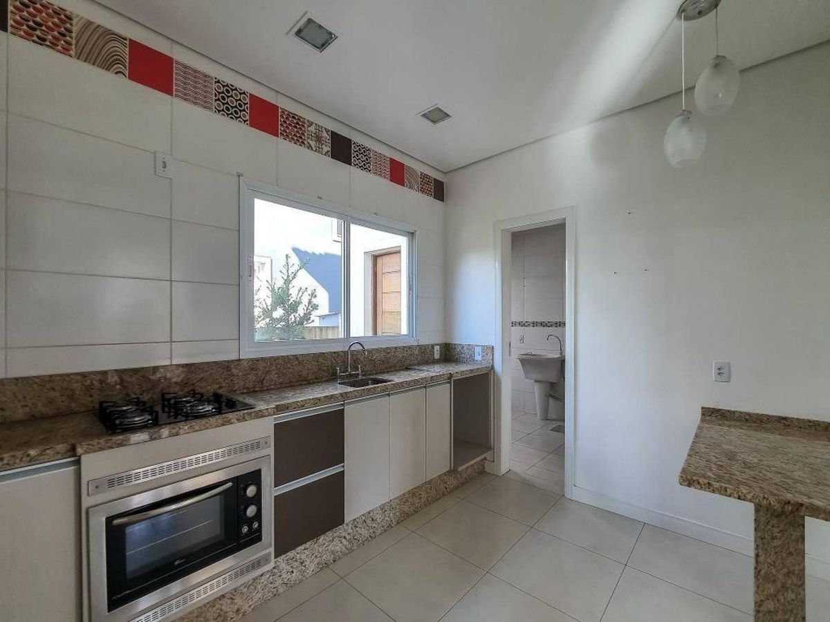 Casa com piscina · 4 dormitórios · 240 m² — foto 4