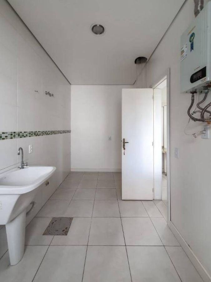 Casa com piscina · 4 dormitórios · 240 m² — foto 7