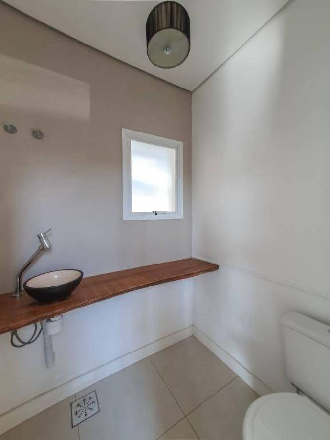 Casa com piscina · 4 dormitórios · 240 m² — foto 8