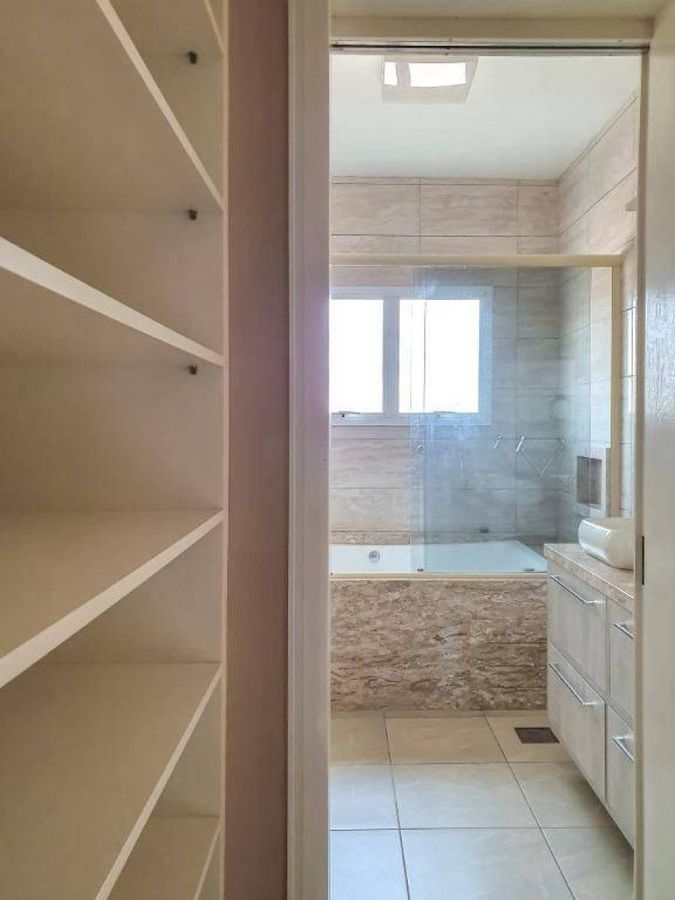 Casa com piscina · 4 dormitórios · 240 m² — foto 15