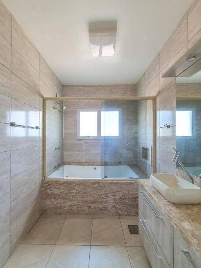 Casa com piscina · 4 dormitórios · 240 m² — foto 19