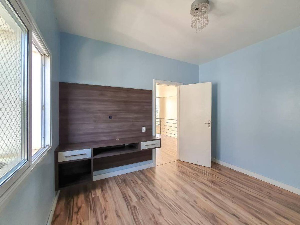 Casa com piscina · 4 dormitórios · 240 m² — foto 21