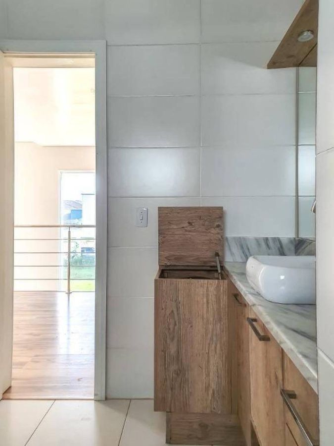 Casa com piscina · 4 dormitórios · 240 m² — foto 22