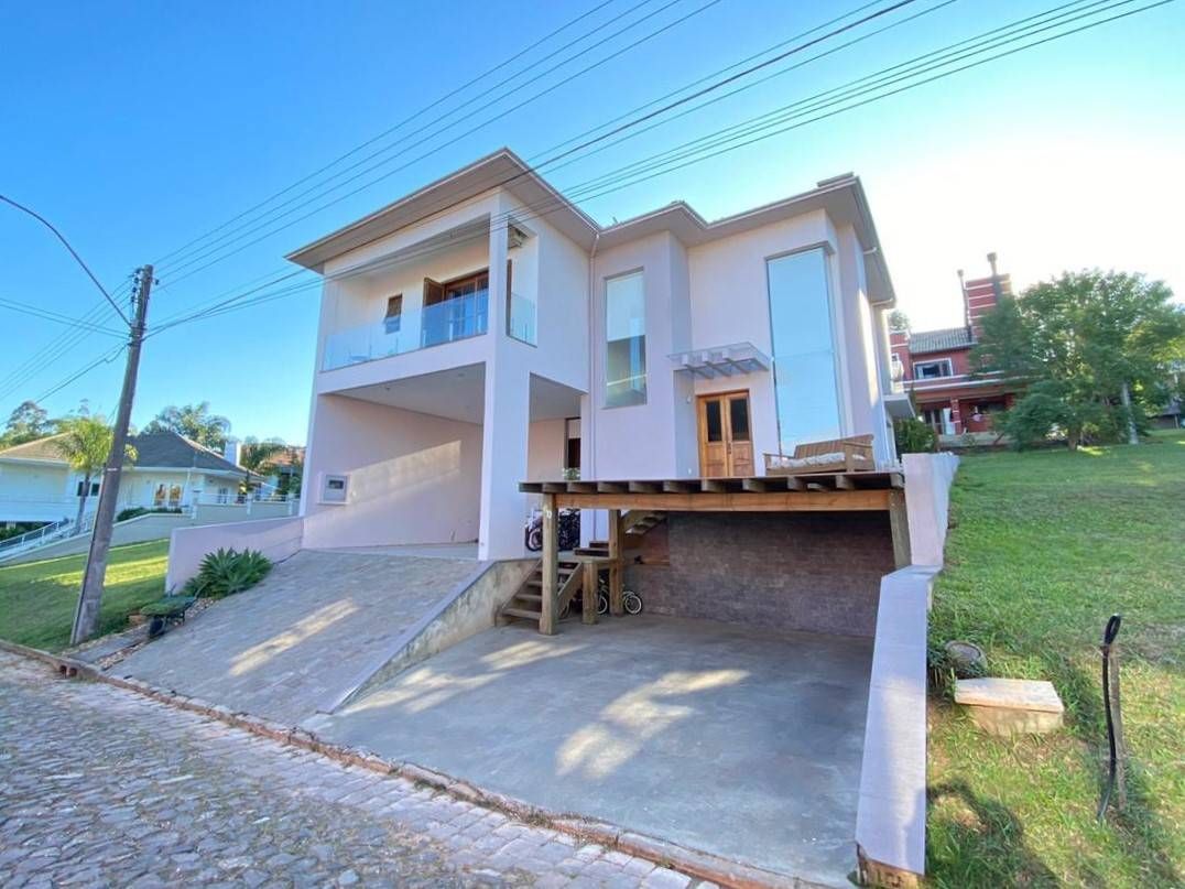 Casa 3 dormitórios · 270 m²